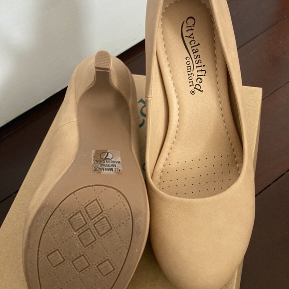 Beige size 7 Nude Heel NEVER WORN NEW WITH TAGS - Picture 3 of 4